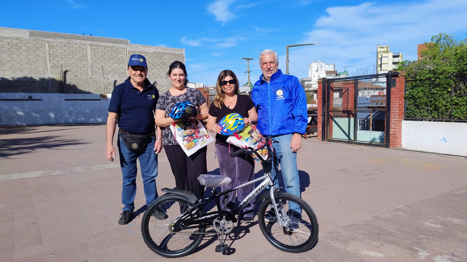 Donación de bicicleta en la 44.º Caravana de la Bicicleta